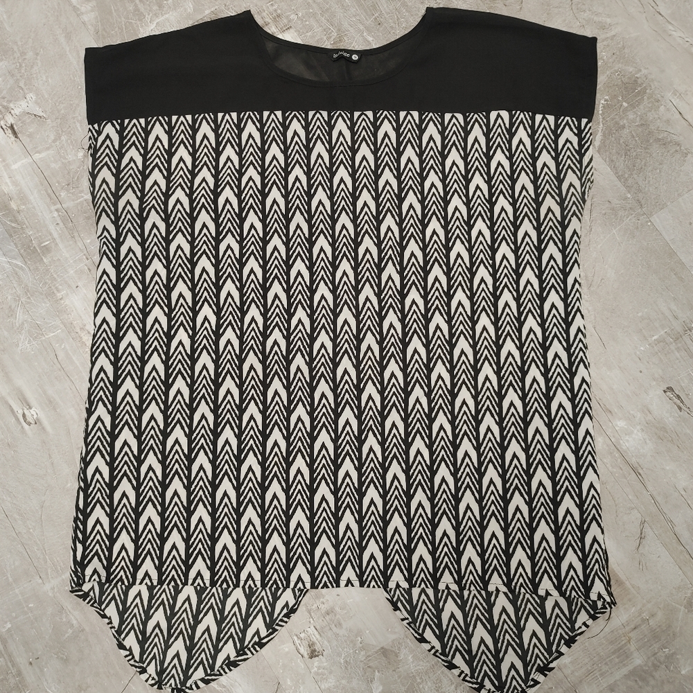 Black and white geometric print, split back flowy blouse